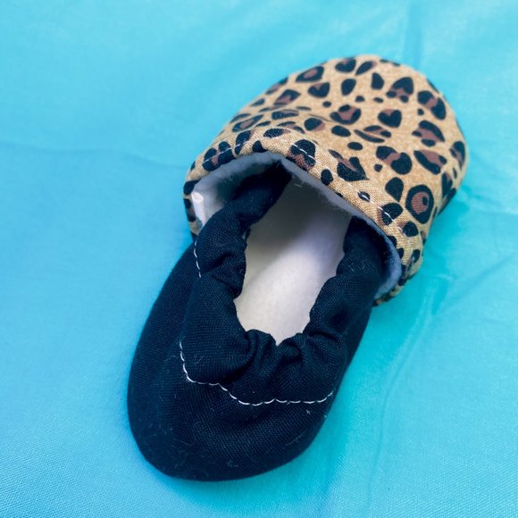 TRENDY BABY MOCC SHOP || Tan Leopard Print Infant Moccasins | 3 - 6 mo | Organic - Picture 9 of 11